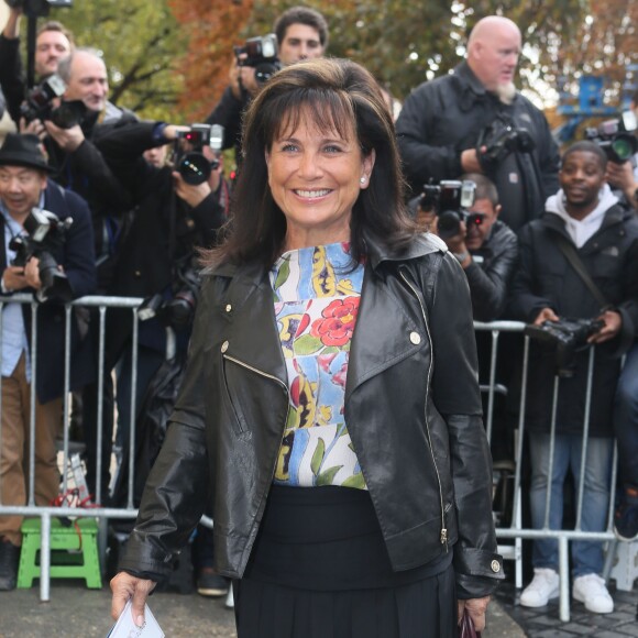 Anne Sinclair arrive au défilé de Chanel, collection prêt-à-porter printemps-été 2016, à Paris le 6 octobre 2015.