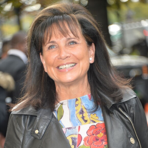 Anne Sinclair arrive au défilé de Chanel, collection prêt-à-porter printemps-été 2016, à Paris le 6 octobre 2015.