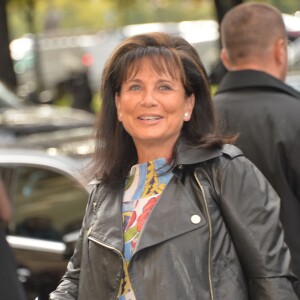 Anne Sinclair arrive au défilé de Chanel, collection prêt-à-porter printemps-été 2016, à Paris le 6 octobre 2015.