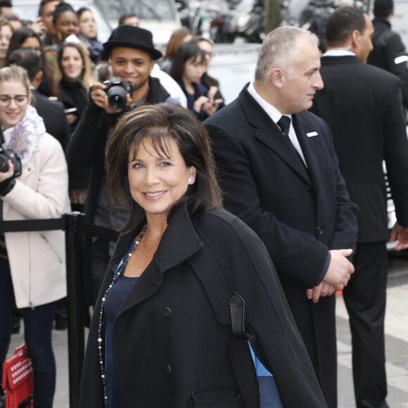 Anne Sinclair au défilé Chanel, collection prêt-à-porter automne-hiver 2015-2016, à Paris le 10 mars 2015.