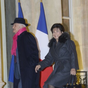 Pierre Nora et Anne Sinclair arrivent au Palais de l'Elysée à Paris le 9 décembre 2013. L'historien Pierre Nora a été décoré Grand officier de la Legion d'honneur par le president Francois Hollande.