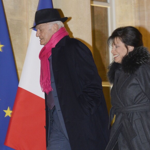Pierre Nora et Anne Sinclair arrivent au Palais de l'Elysée à Paris le 9 décembre 2013. L'historien Pierre Nora a été décoré Grand officier de la Legion d'honneur par le president Francois Hollande.