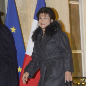 Pierre Nora et Anne Sinclair arrivent au Palais de l'Elysée à Paris le 9 décembre 2013. L'historien Pierre Nora a été décoré Grand officier de la Legion d'honneur par le president Francois Hollande.