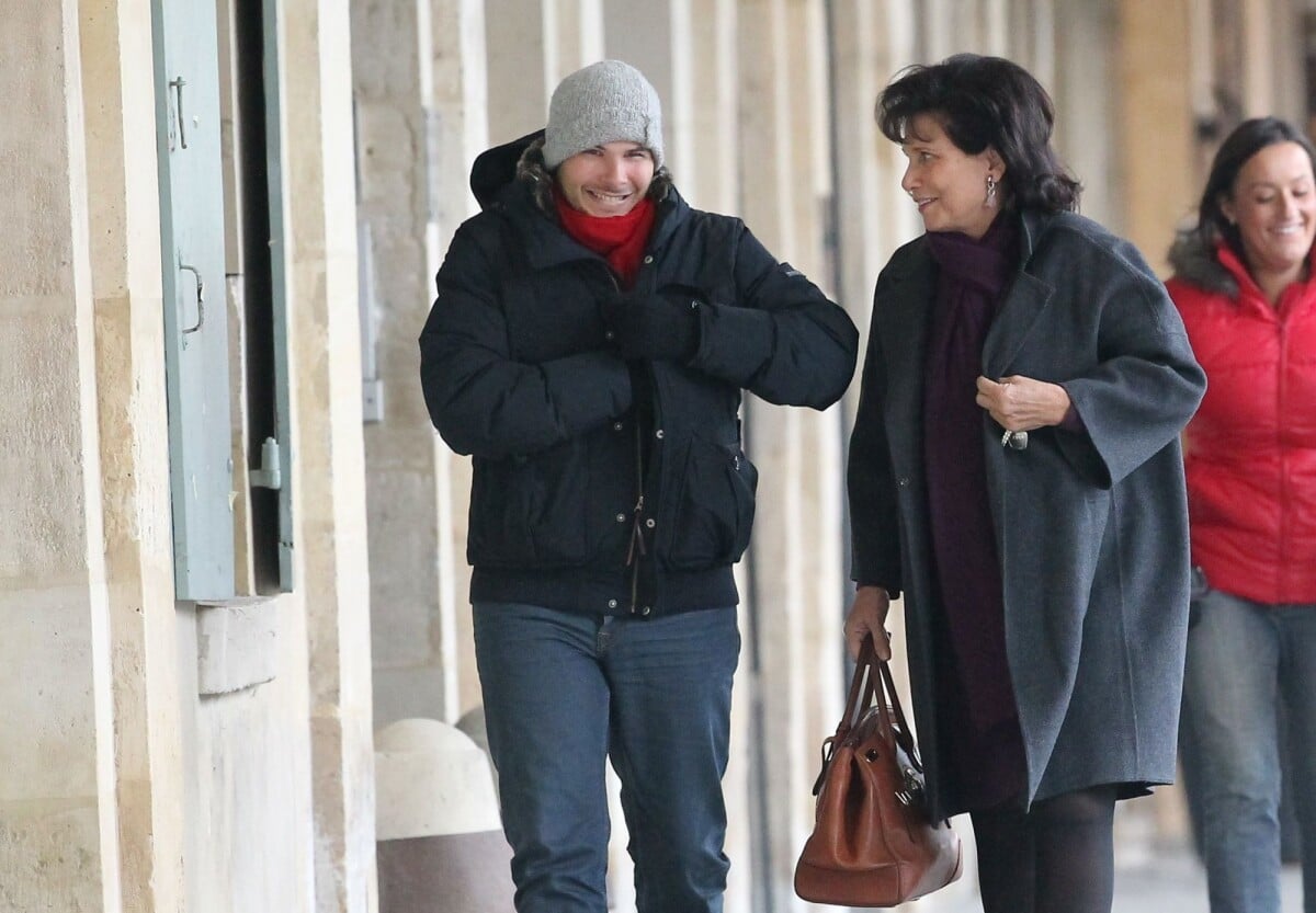 Photo : ANNE SINCLAIR ET SON FILS ELIE LEVAI A LA SORTIE DU RESTAURANT MA  BOURGOGNE PLACE DES VOSGES A PARIS MERCREDI 16 NOVEMBRE16112011 - PARIS  - Purepeople