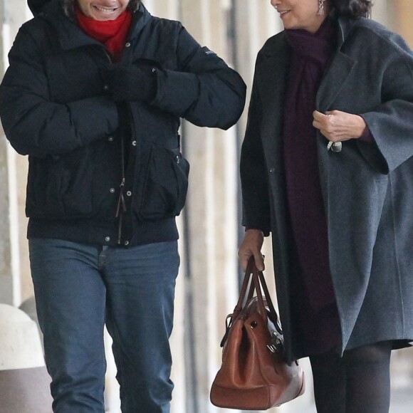 ANNE SINCLAIR ET SON FILS ELIE LEVAI A LA SORTIE DU RESTAURANT "MA BOURGOGNE" PLACE DES VOSGES A PARIS MERCREDI 16 NOVEMBRE16/11/2011 - PARIS