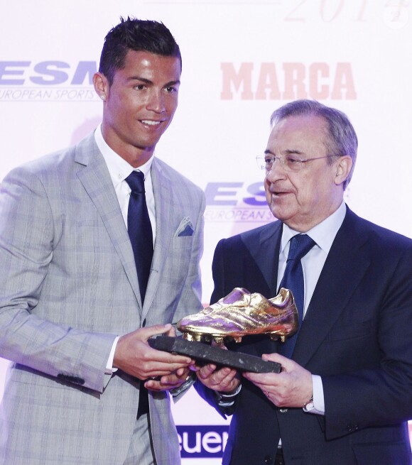 Cristiano Ronaldo et Florentino Perez - Cristiano Ronaldo reçoit son 4ème Soulier d'Or à Madrid, le 13 octobre 2015.