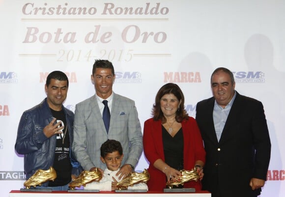 Cristiano Ronaldo, entouré de son fils Cristiano Ronaldo jr, son frère Hugo Aveiro, de sa mère Maria Dolores Dos Santos Aveiro et de son associé Jose Andrade reçoit son 4ème Soulier d'Or à Madrid, le 13 octobre 2015.