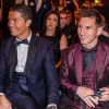 Cristiano Ronaldo, main sur la cuisse de Lionel Messi lors de la soirée du Ballon d'Or 2014 à Zurich, le 12 janvier 2015