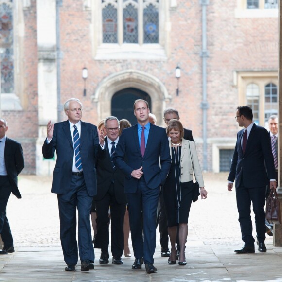 Le prince William, duc de Cambridge, de retour au St John's College de l'Université de Cambridge le 15 octobre 2015 pour inaugurer le centre des archives Pythagore.