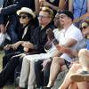 Yoko Ono, le chanteur Bono, Salil Shetty, The Edge et Melissa Mark-Viverito - Une tapisserie rendant hommage à John Lennon dévoilée Elis Island, en face de Manhat­tan à New York, le 29 juillet 2015. Il y a 40 ans, John Lennon rece­vait sa Green Card, pour célébrer cet évènement une tapis­se­rie a été comman­dée par le fonda­teur de Art for Amnesty pour remer­cier Yoko Ono d'avoir cédé à Amnesty Inter­na­tio­nal les droits sur les reprises des chan­sons que Lennon a compo­sées dans la période post-Beatles.