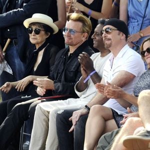 Yoko Ono, le chanteur Bono, Salil Shetty, The Edge et Melissa Mark-Viverito - Une tapisserie rendant hommage à John Lennon dévoilée Elis Island, en face de Manhat­tan à New York, le 29 juillet 2015. Il y a 40 ans, John Lennon rece­vait sa Green Card, pour célébrer cet évènement une tapis­se­rie a été comman­dée par le fonda­teur de Art for Amnesty pour remer­cier Yoko Ono d'avoir cédé à Amnesty Inter­na­tio­nal les droits sur les reprises des chan­sons que Lennon a compo­sées dans la période post-Beatles.