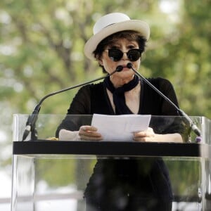 Yoko Ono - Une tapisserie rendant hommage à John Lennon dévoilée Elis Island, en face de Manhat­tan à New York, le 29 juillet 2015. Il y a 40 ans, John Lennon rece­vait sa Green Card, pour célébrer cet évènement une tapis­se­rie a été comman­dée par le fonda­teur de Art for Amnesty pour remer­cier Yoko Ono d'avoir cédé à Amnesty Inter­na­tio­nal les droits sur les reprises des chan­sons que Lennon a compo­sées dans la période post-Beatles.