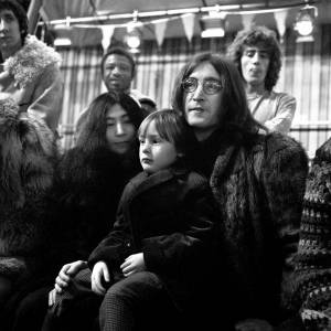 A l'occasion des commémorations en hommage à John Lennon (photo : avec Yoko et son fils Julian, en 1968), qui aurait eu 70 ans le 9 octobre 2010, Yoko Ono a rendu grâce publiquement à Paul McCartney pour avoir sauvé leur mariage !