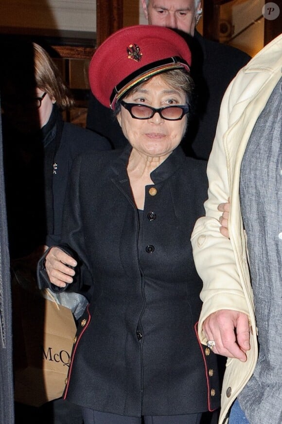 Yoko Ono quittant la cérémonie des Attitude Awards où elle a reçu le prix Icon à Londres, le 14 octobre 2015.