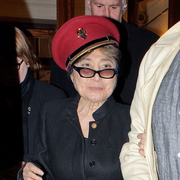 Yoko Ono quittant la cérémonie des Attitude Awards où elle a reçu le prix Icon à Londres, le 14 octobre 2015.