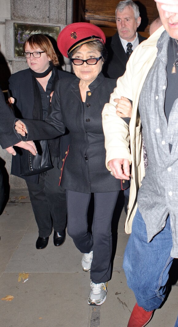 Yoko Ono quittant la cérémonie des Attitude Awards où elle a reçu le prix Icon à Londres, le 14 octobre 2015.