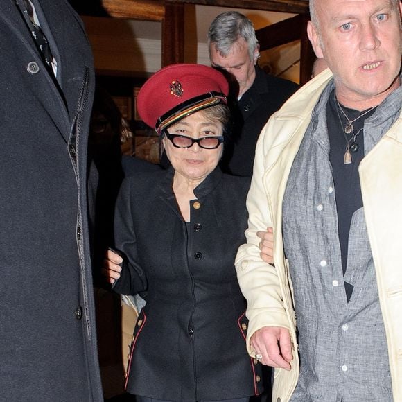 Yoko Ono quittant la cérémonie des Attitude Awards où elle a reçu le prix Icon à Londres, le 14 octobre 2015.