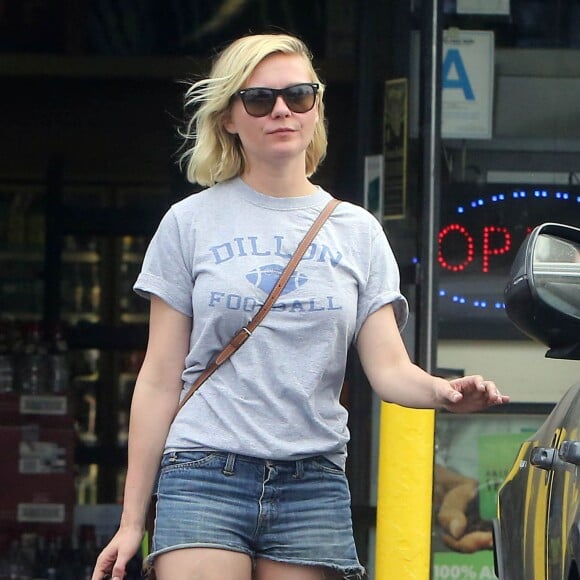 Exclusif - Kirsten Dunst à la sortie d'un "liquor store" à Toluca Lake, le 25 août 2015.