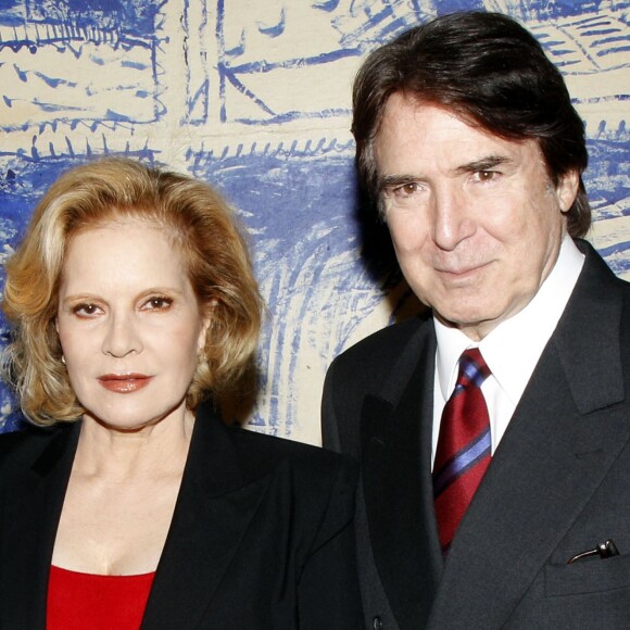 Sylvie Vartan décorée au ministère de la Culture au côté de son époux Tony Scotti, à Paris le 14 décembre 2011.