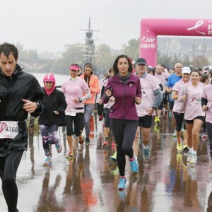 Exclusif - L'ancienne Miss France 2010, Malika Menard a pris le départ de la course à pied "Challenge Ruban Rose" de Bordeaux qui se déroule sur les quais de la ville le 18 Octobre 2015 afin de médiatiser la prévention et le dépistage du cancer du sein. Plus de 7000 participants sous une pluie battante ont accompagné Malika qui était ambassadrice de cette course urbaine et de la marque Odlo specialisée dans les sous-vêtements sportifs.