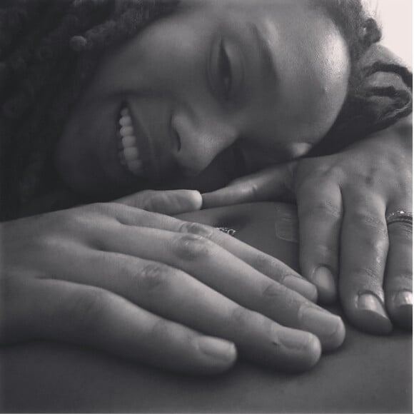 Brittney Griner sur le ventre de son épouse Glory Johnson, enceinte - Photo publiée le 5 juin 2015