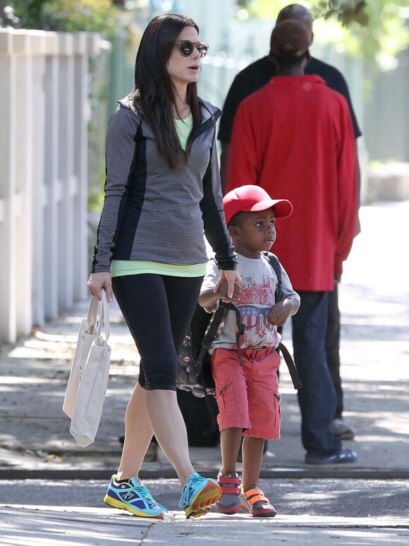 Exclusif - Sandra Bullock, redevenue brune, se promène avec son fils Louis à la Nouvelle-Orleans, le 25 septembre 2014. S