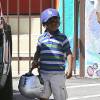 Exclusif - Sandra Bullock va chercher son fils Louis à l'école à Los Angeles, le 11 avril 2014.