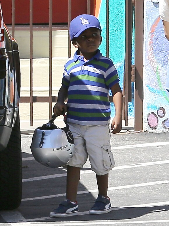 Exclusif - Sandra Bullock va chercher son fils Louis à l'école à Los Angeles, le 11 avril 2014.