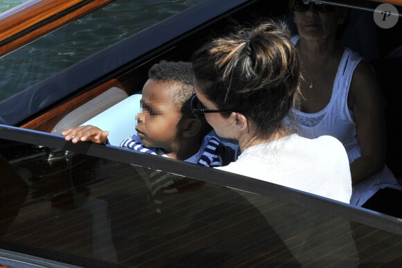 Sandra Bullock et son fils Louis arrivent en bateau au 70e festival du film de Venise, le 27 aout 2013.