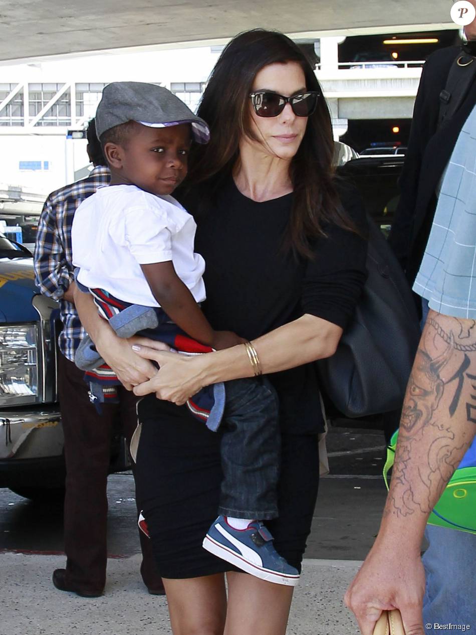 Sandra Bullock Et Son Fils Louis à L Aéroport De Los Angeles Le 22 Aout 2013 Purepeople