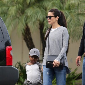 Sandra Bullock et Louis decided à Studio City, Los Angeles, le 30 janvier 2015.