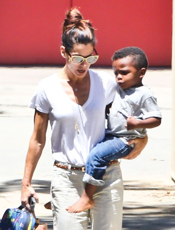 Sandra Bullock va chercher son fils Louis à l'école, Los Angeles, le 14 mai 2013.
