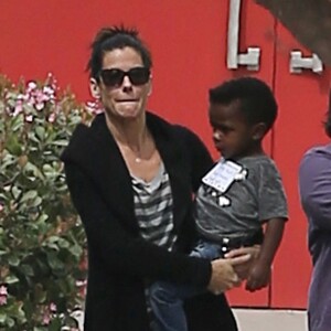 Sandra Bullock va chercher son fils Louis à l'école, Los Angeles, le 20 mars 2013.