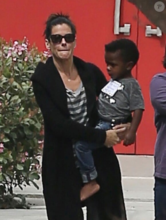 Sandra Bullock va chercher son fils Louis à l'école, Los Angeles, le 20 mars 2013.