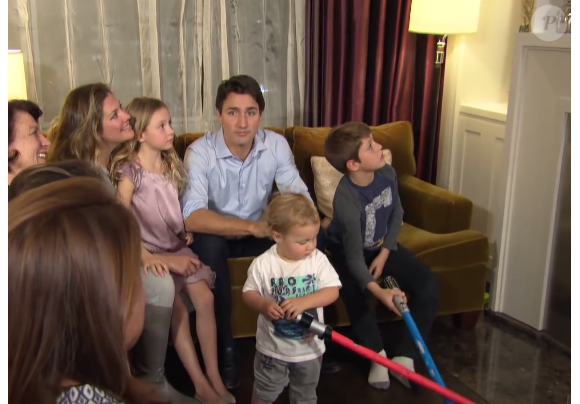 Justin Trudeau, sa femme Sophie Grégoire et leurs trois enfants lors de la diffusion des résultats des éléctions au Canada / image extraite d'une vidéo postée sur Youtube par la chaîne CBC News.