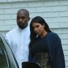 Kim Kardashian enceinte et son mari Kanye West à la sortie du défilé Vogue au Chateau Marmont à Hollywood, le 20 octobre 2015.
