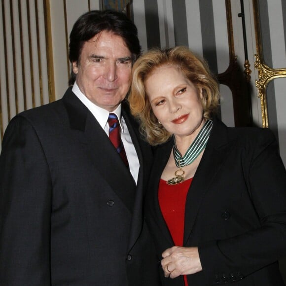 Sylvie Vartan décorée au ministère de la Culture au côté de son époux Tony Scotti, à Paris le 14 décembre 2011.