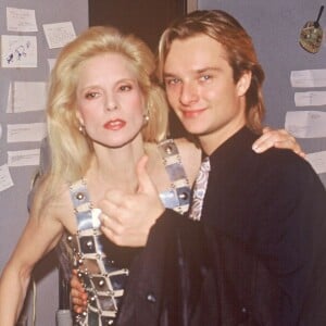 Sylvie Vartan avec son fils David Hallyday dans sa loge en 1991.