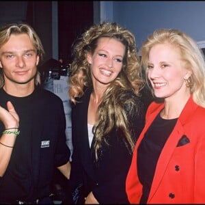 David Hallyday et Sylvie Vartan félicitent Estelle Lefébure après un défilé de mode à Paris, le 18 octobre 1990.