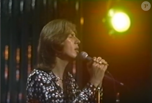 Cory Wells chantant Eli's Coming en 1975 avec Three Dog Night. Cory Wells, chanteur et membre originel du groupe américain Three Night Dog, est mort le 20 octobre 2015 à 74 ans.