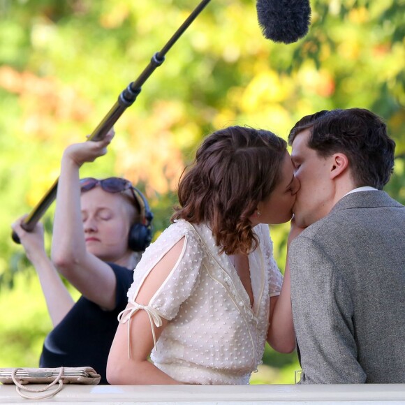 Kristen Stewart et Jesse Eisenberg s'embrassent sur le tournage du prochain Woody Allen à Central Park, New York City, le 21 octobre 2015.
