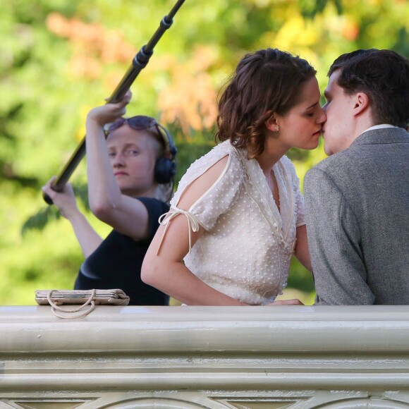 Kristen Stewart et Jesse Eisenberg s'embrassent sur le tournage du prochain Woody Allen à Central Park, New York City, le 21 octobre 2015.