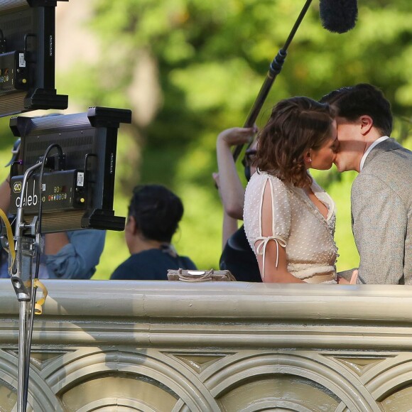 Kristen Stewart et Jesse Eisenberg s'embrassent sur le tournage du prochain Woody Allen à Central Park, New York City, le 21 octobre 2015.