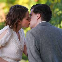 Kristen Stewart angélique et rétro pour un baiser fougueux avec Jesse Eisenberg
