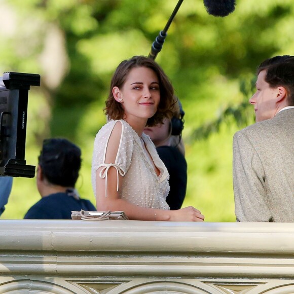 Kristen Stewart et Jesse Eisenberg sur le tournage du prochain Woody Allen à Central Park, New York City, le 21 octobre 2015.