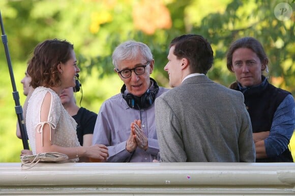 Kristen Stewart et Jesse Eisenberg prennent les conseils de Woody Allen sur le tournage de son dernier film à Central Park, New York City, le 21 octobre 2015.
