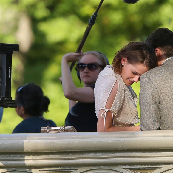 Kristen Stewart et Jesse Eisenberg complices sur le tournage du prochain Woody Allen à Central Park, New York City, le 21 octobre 2015.