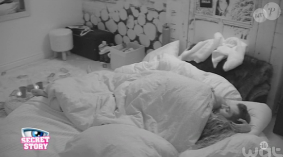 Julie Ricci et Loïc ont passé une nuit torride. Ils sont réveillés en douceur par Coralie et Eddy. Secret Story 9, le 23 octobre 2015.