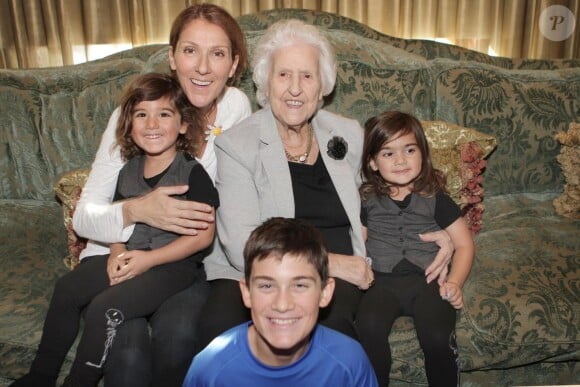 Céline Dion, sa maman Thérèse et ses enfants Nelson et Eddy, et René Charles, 2015