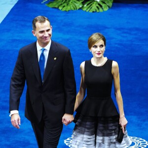 La reine Letizia et le roi Felipe VI d'Espagne présidaient la cérémonie des Prix Princesse des Asturies le 23 octobre 2015 au Théâtre Campoamor à Oviedo.